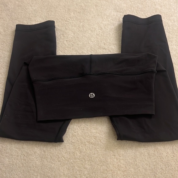 Size 4 crop lulu lemon high rise EUC leggings - Picture 2 of 3